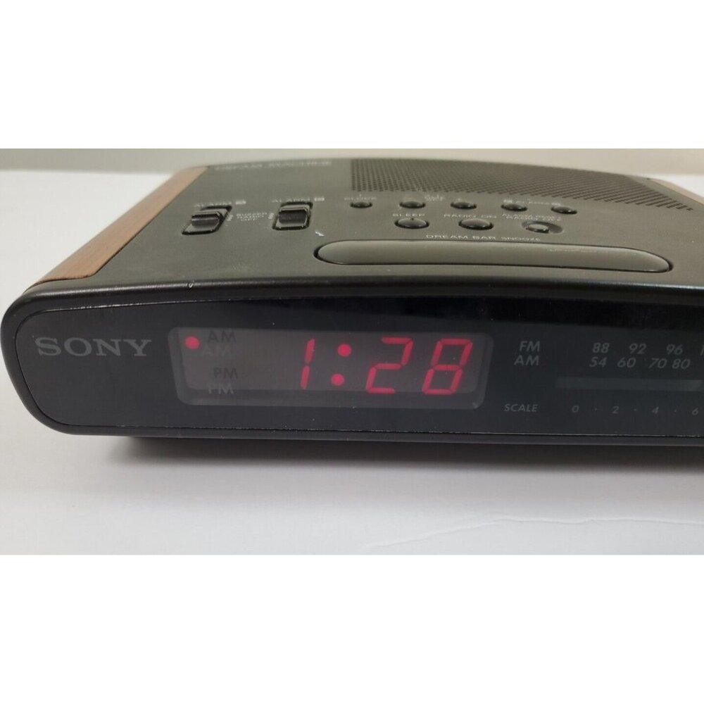 Sony‎ Dream Machine ICF-C420 Dual Alarm AM/FM Clock Radio Wood Grain Vintage